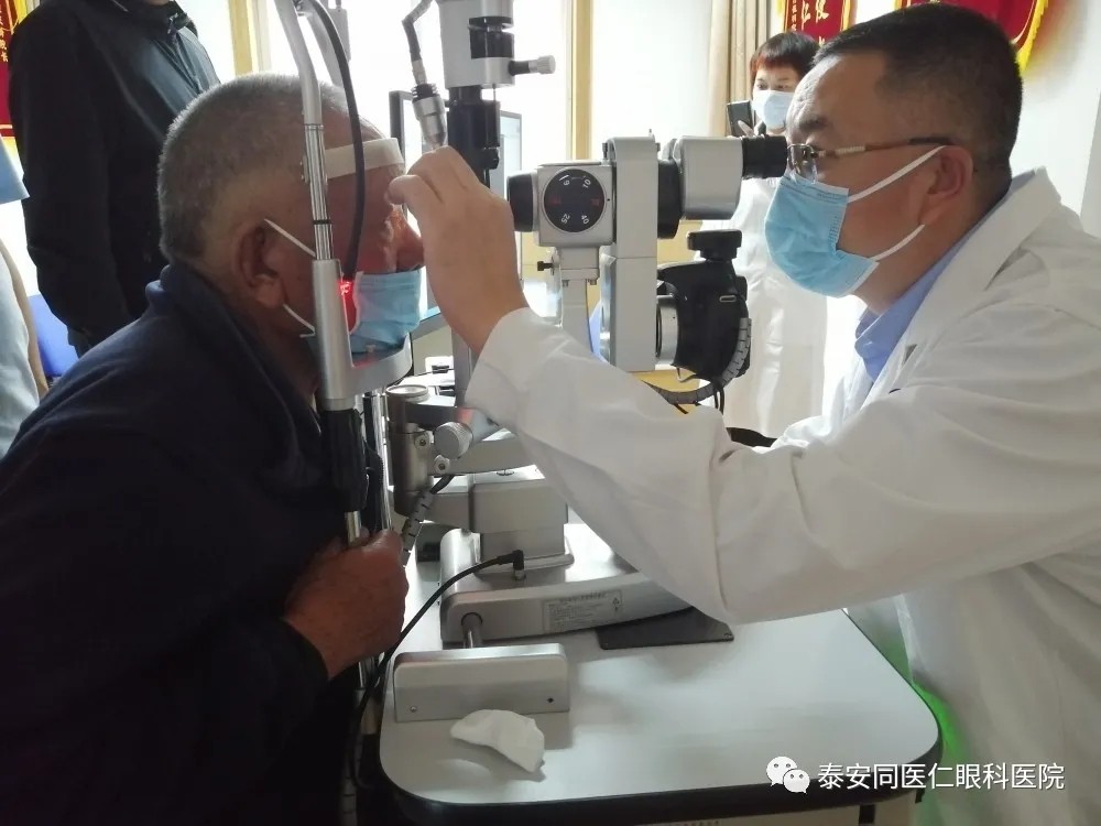 【新闻】两面锦旗表心意，一条哈达赞仁医