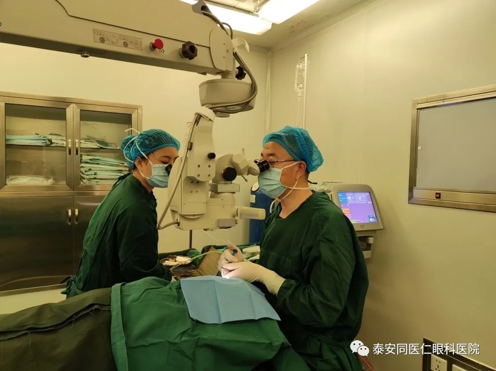 【新闻】两面锦旗表心意，一条哈达赞仁医