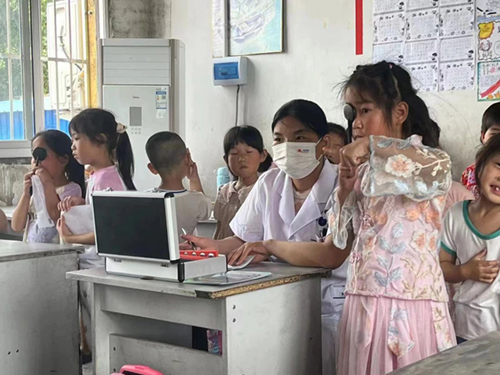 “爱眼日”宣传月系列活动——视力筛查义诊走进校园