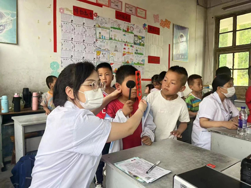 “爱眼日”宣传月系列活动——视力筛查义诊走进校园