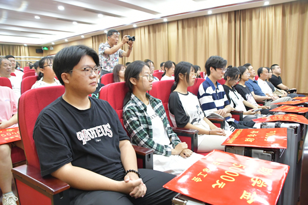 【爱心点亮希望 感恩逐梦前行】泰安市总工会举办2023年“金秋助学”暨劳模、爱心企业助学金发放仪式