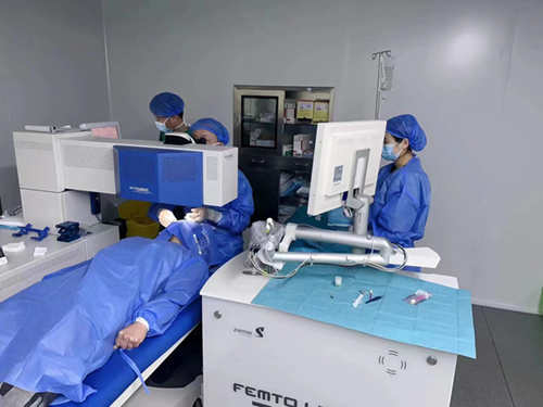 泰安眼科：什么是飞蚊症？近视会导致飞蚊症吗？